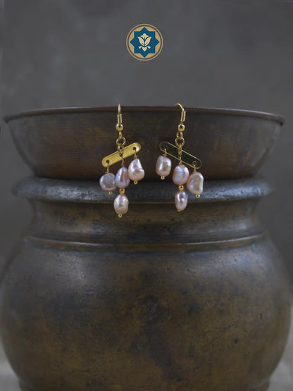 Minimal Modern Pearl Cluster Earrings: Pearls & Gold Polished